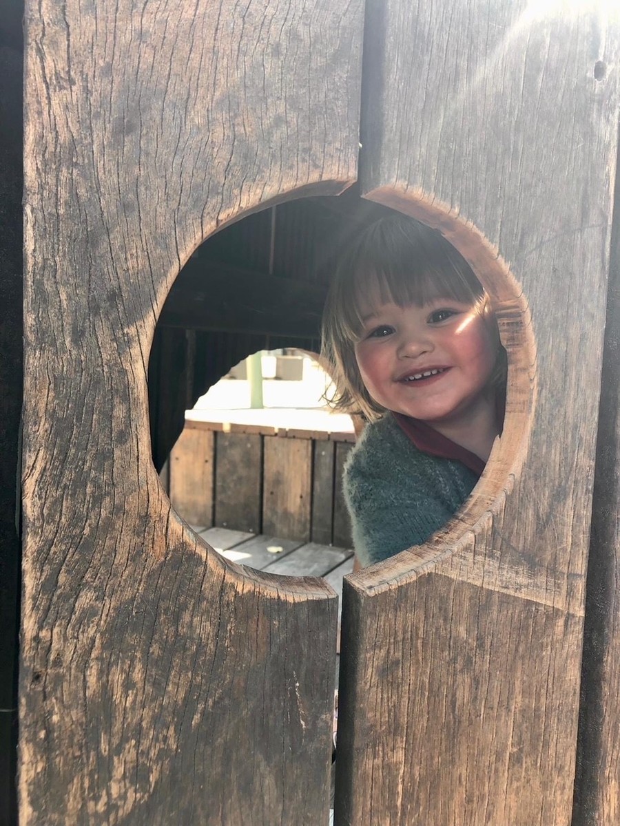Foto van kind op een parklet